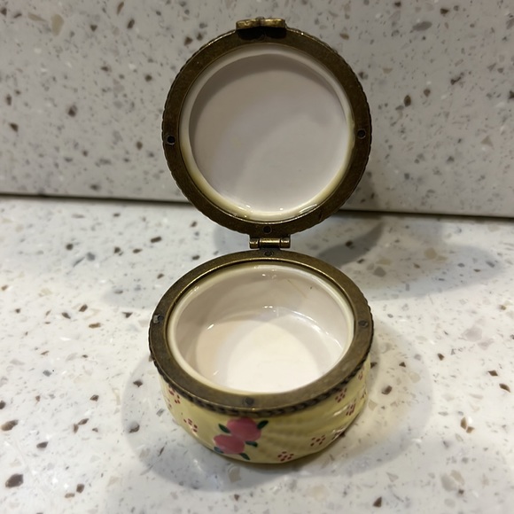 Hinged trinket box purple high heel shoe with embossed roses - Picture 5 of 10